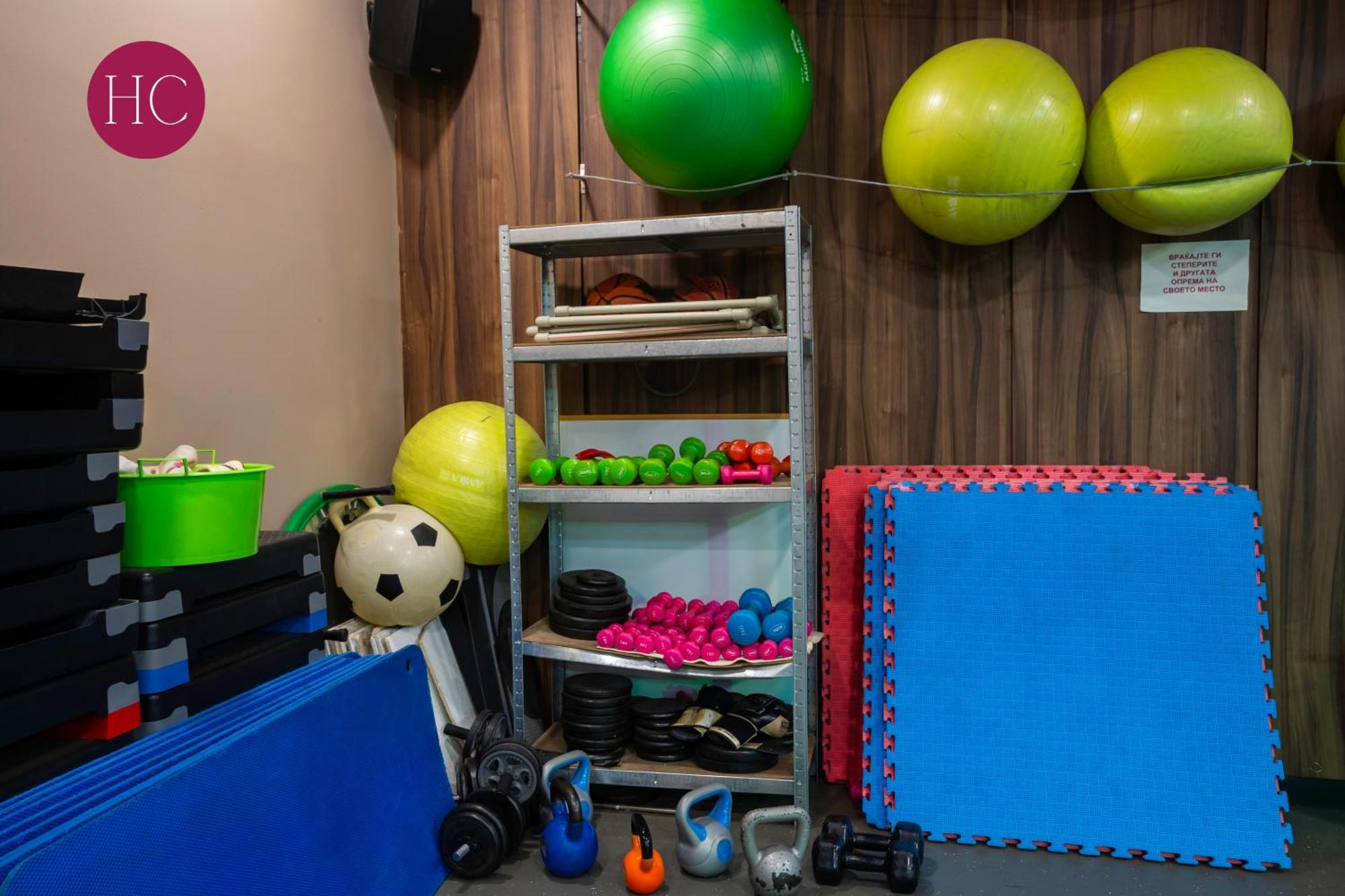 Central Hotel, Fitness And Spa Vinica Bagian luar foto