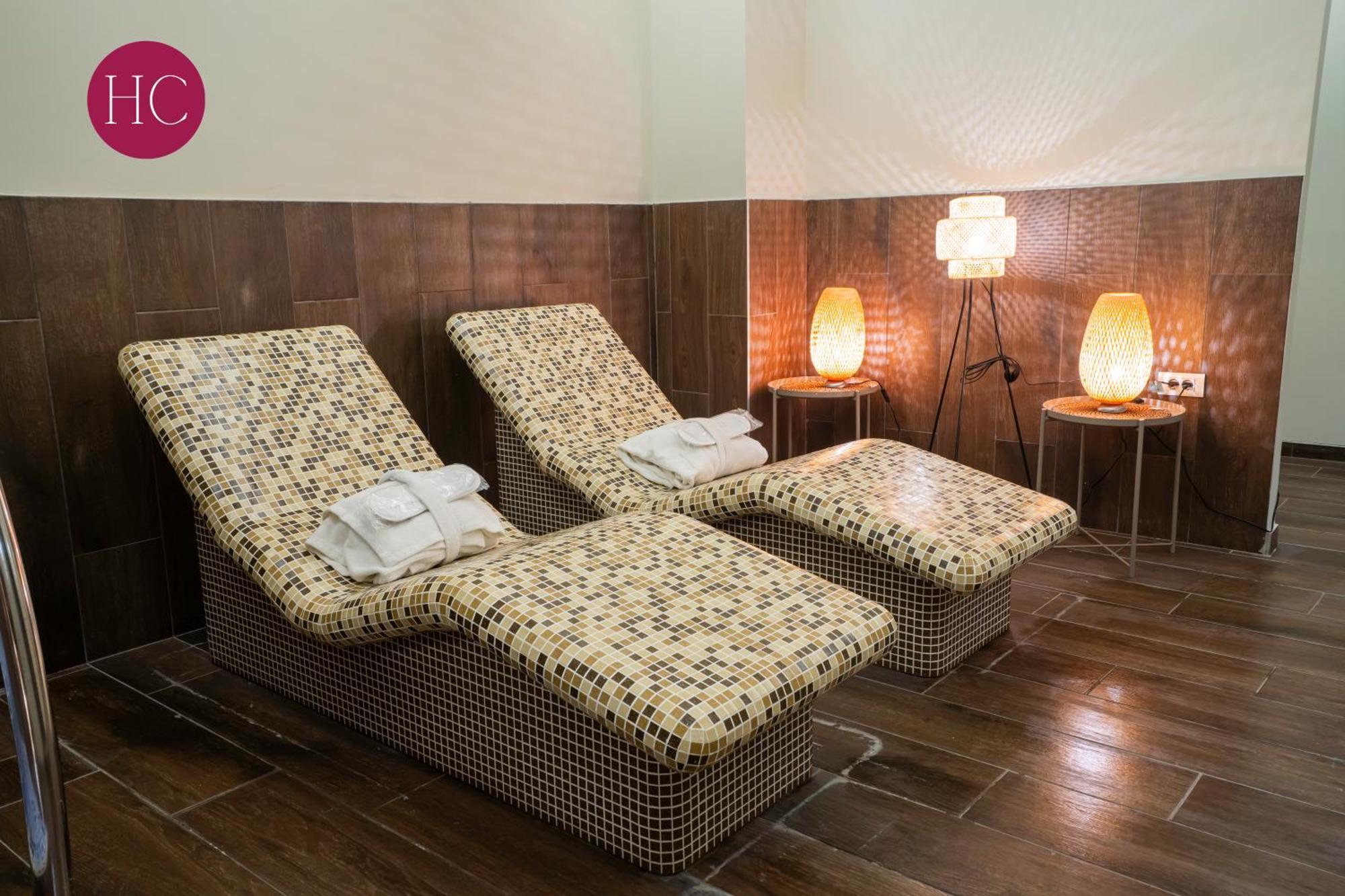 Central Hotel, Fitness And Spa Vinica Bagian luar foto