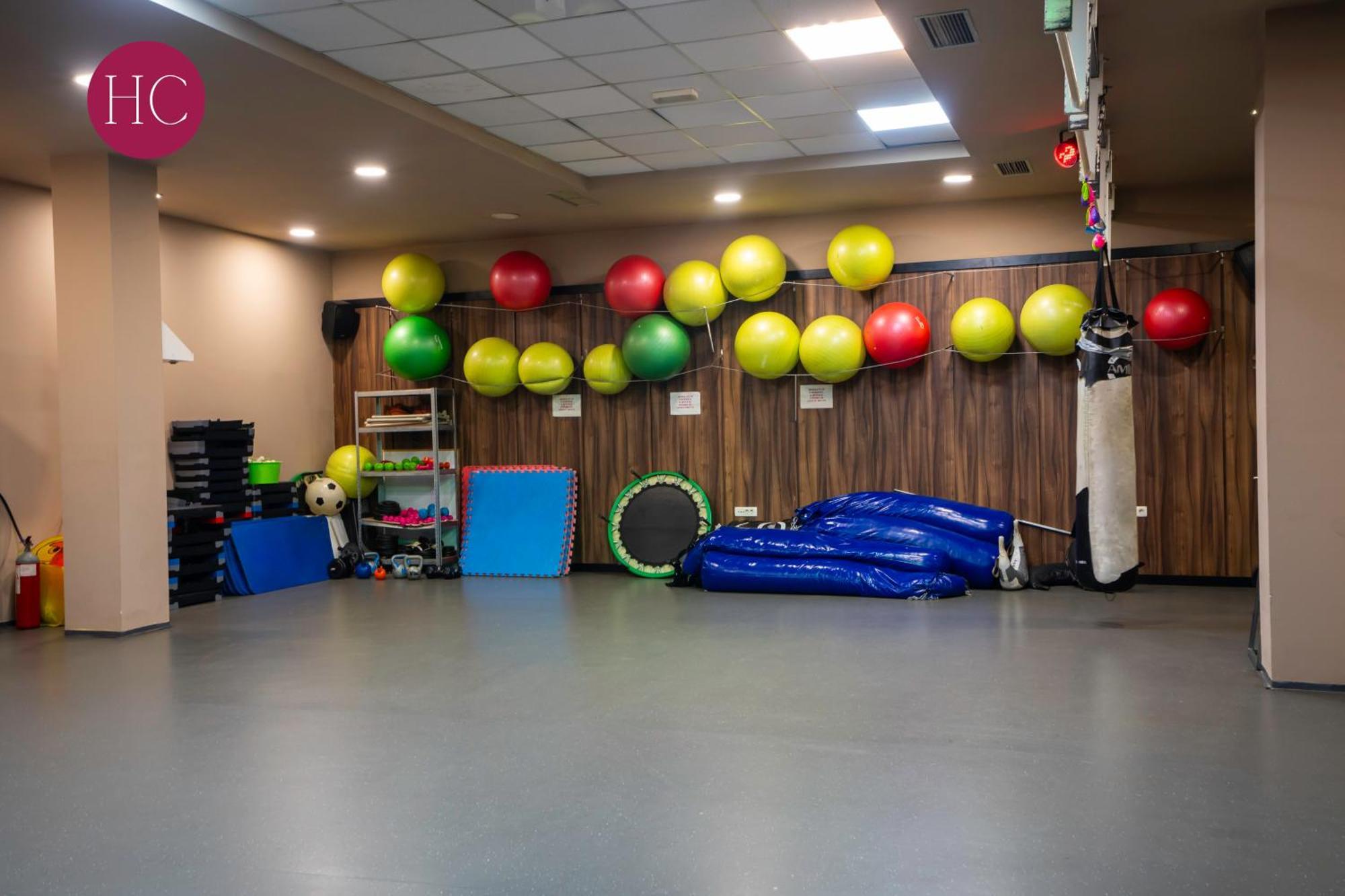 Central Hotel, Fitness And Spa Vinica Bagian luar foto