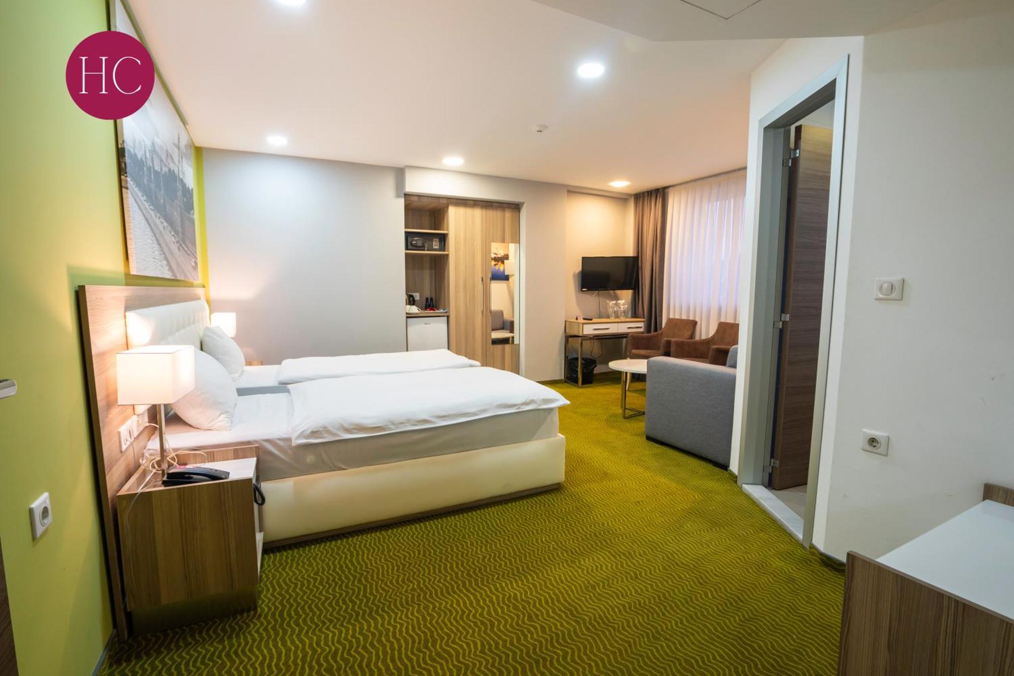Central Hotel, Fitness And Spa Vinica Bagian luar foto