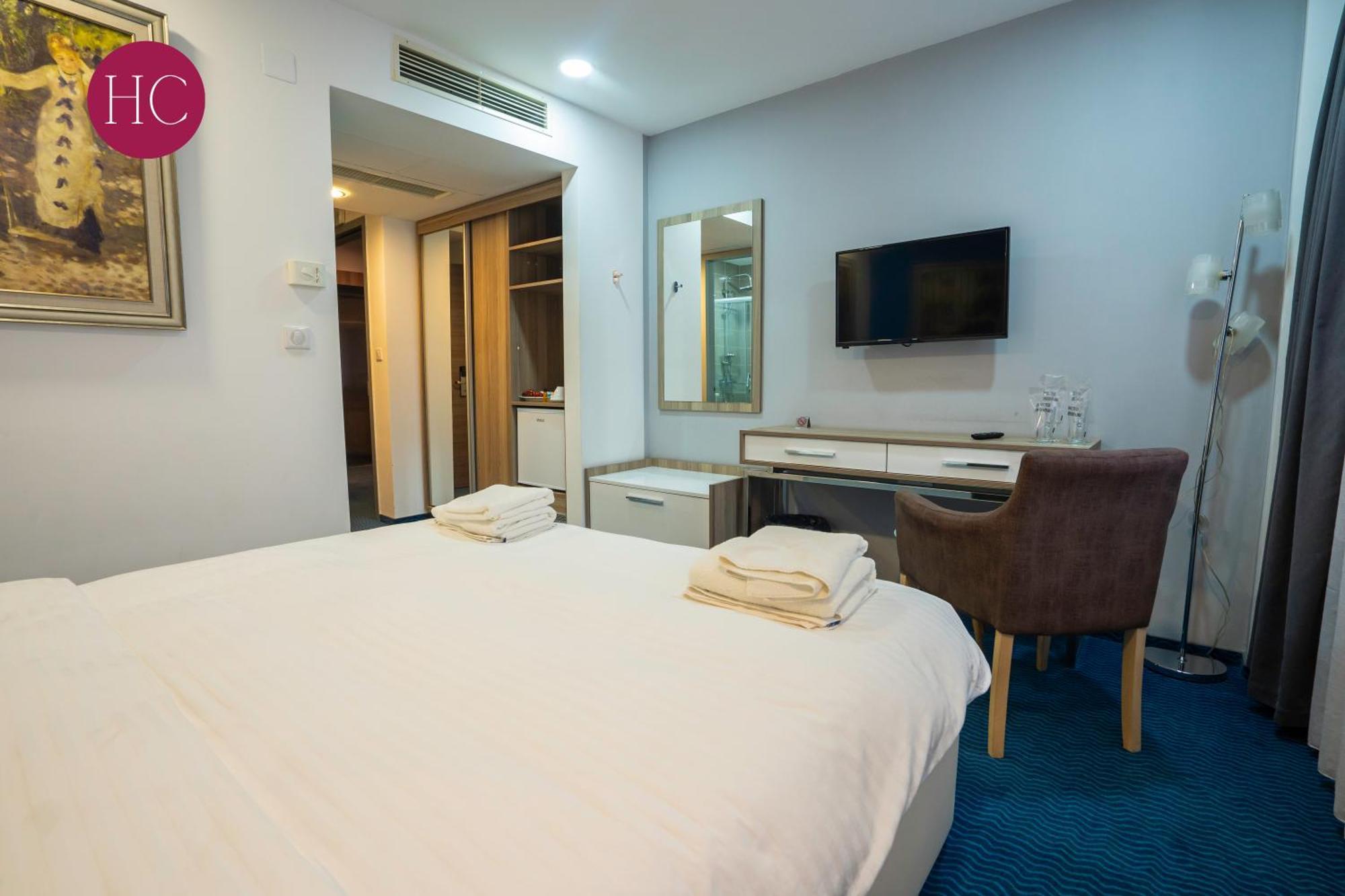 Central Hotel, Fitness And Spa Vinica Bagian luar foto