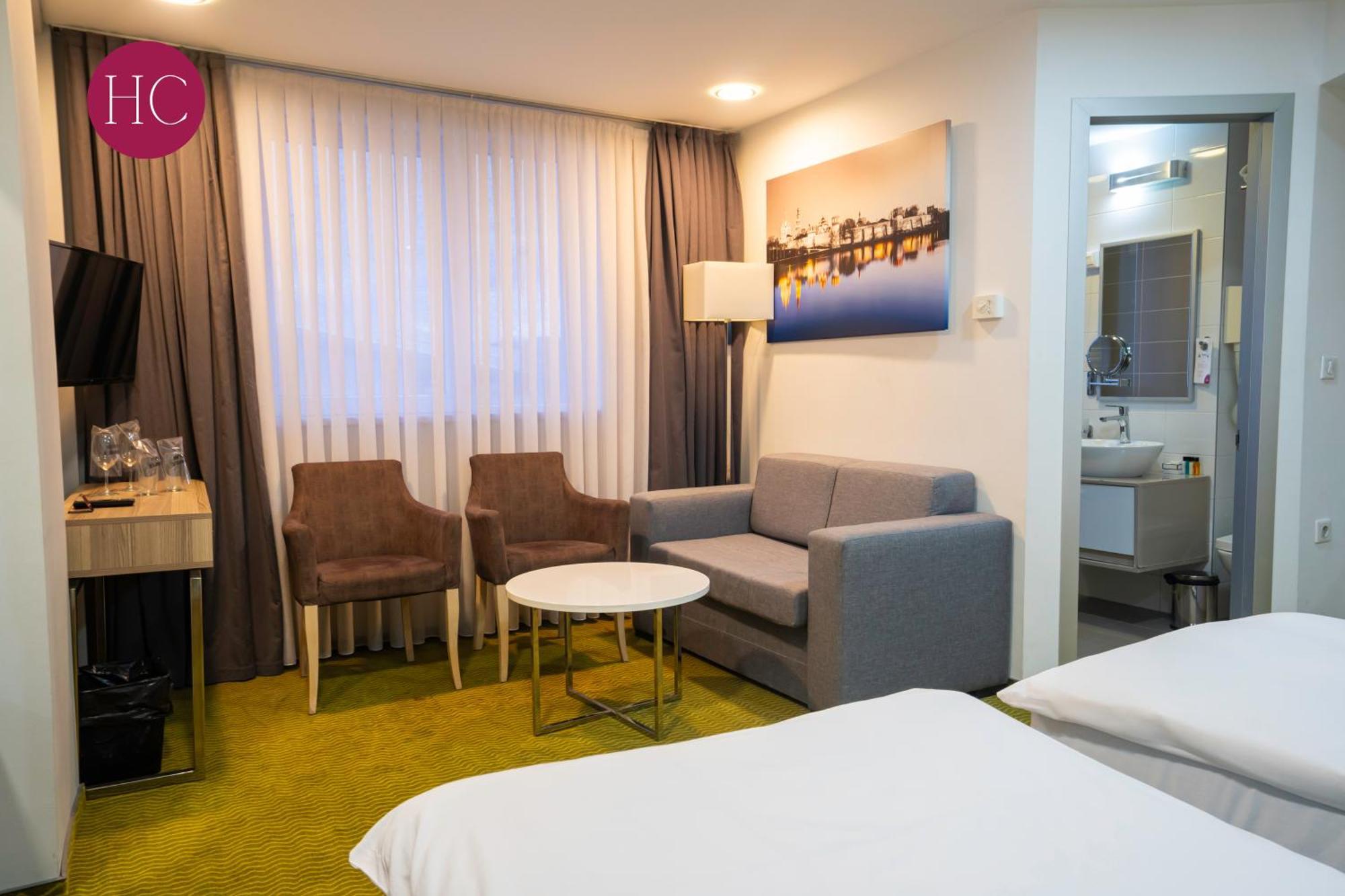 Central Hotel, Fitness And Spa Vinica Bagian luar foto