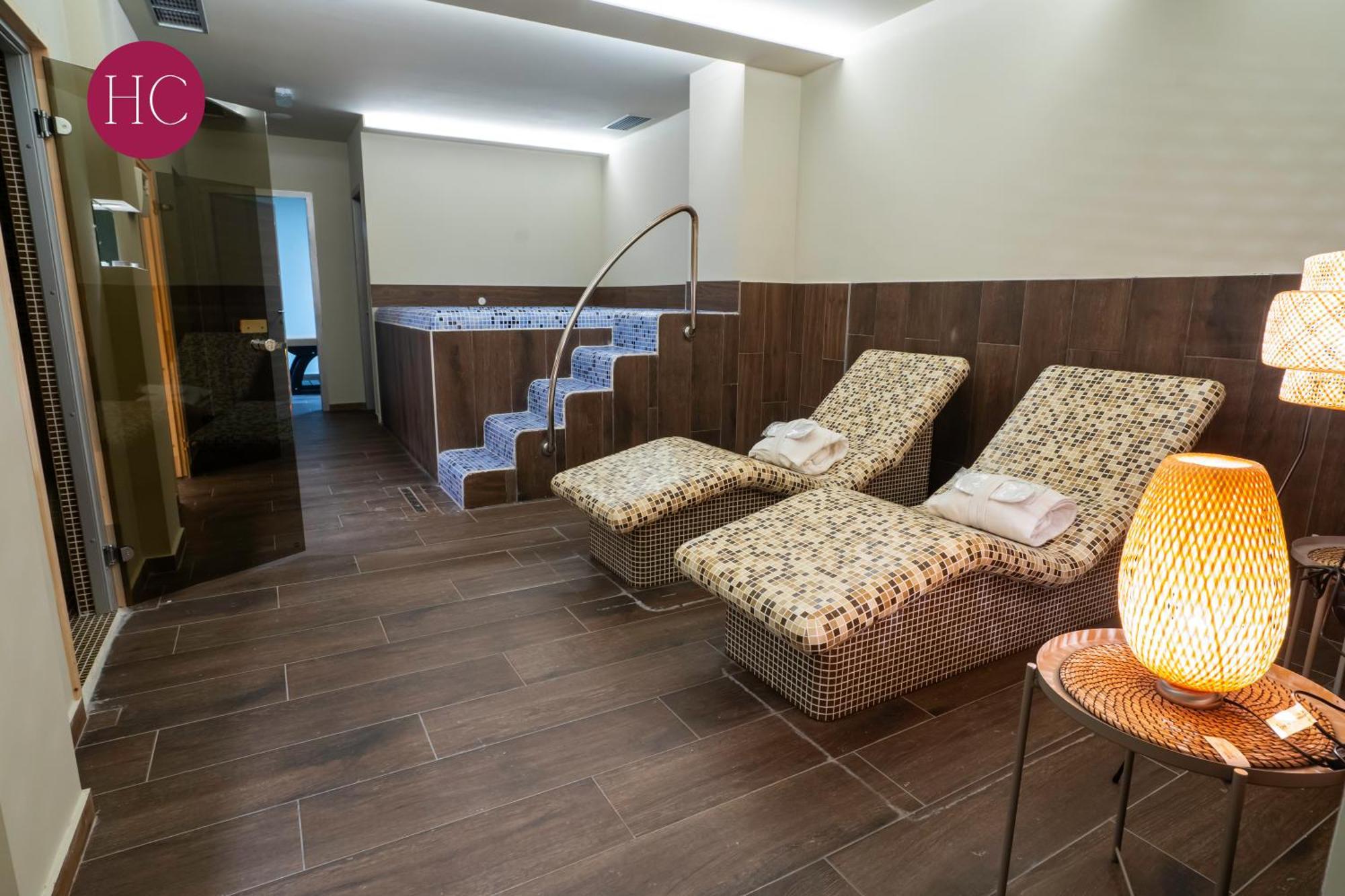 Central Hotel, Fitness And Spa Vinica Bagian luar foto