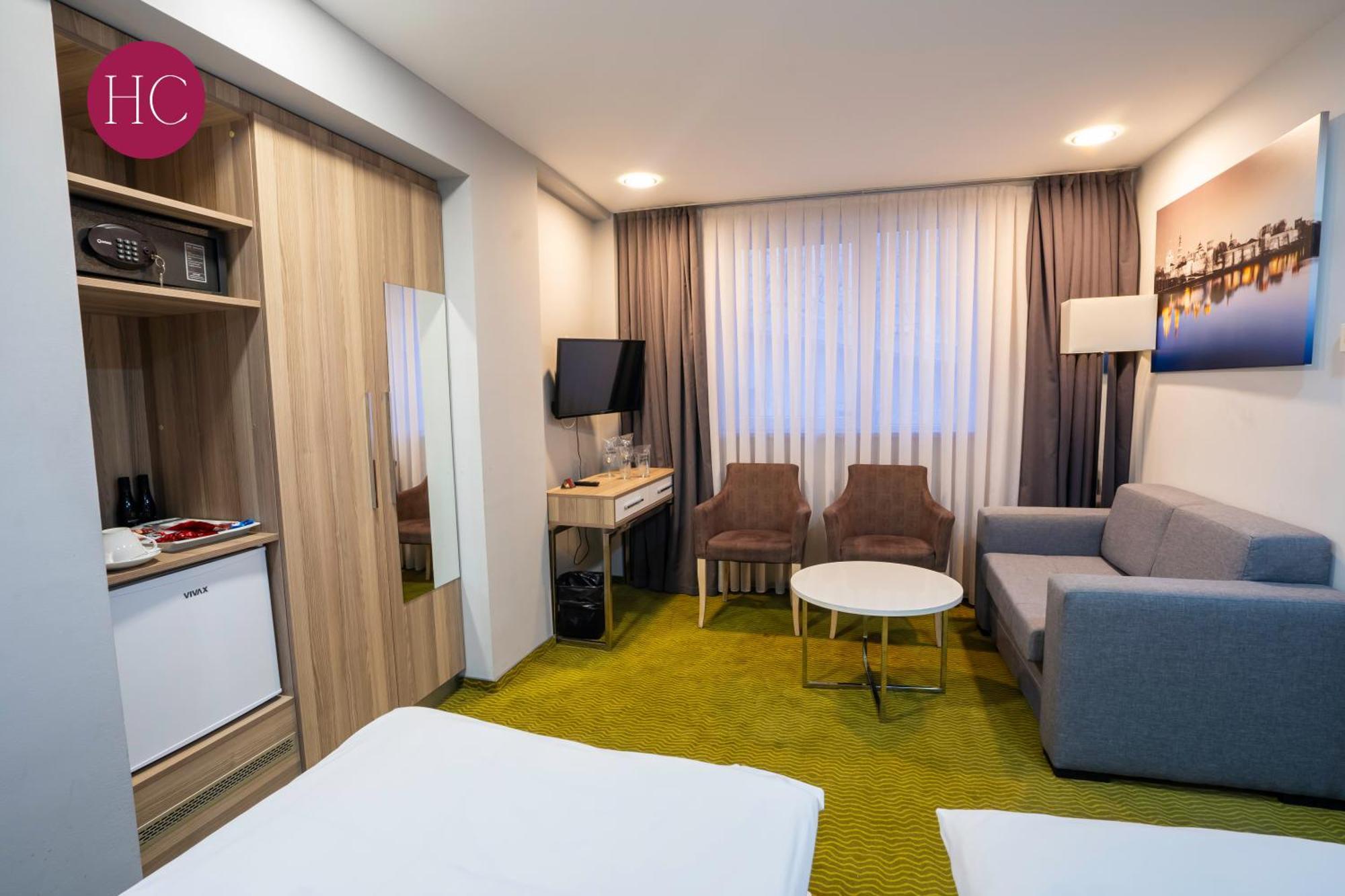 Central Hotel, Fitness And Spa Vinica Bagian luar foto