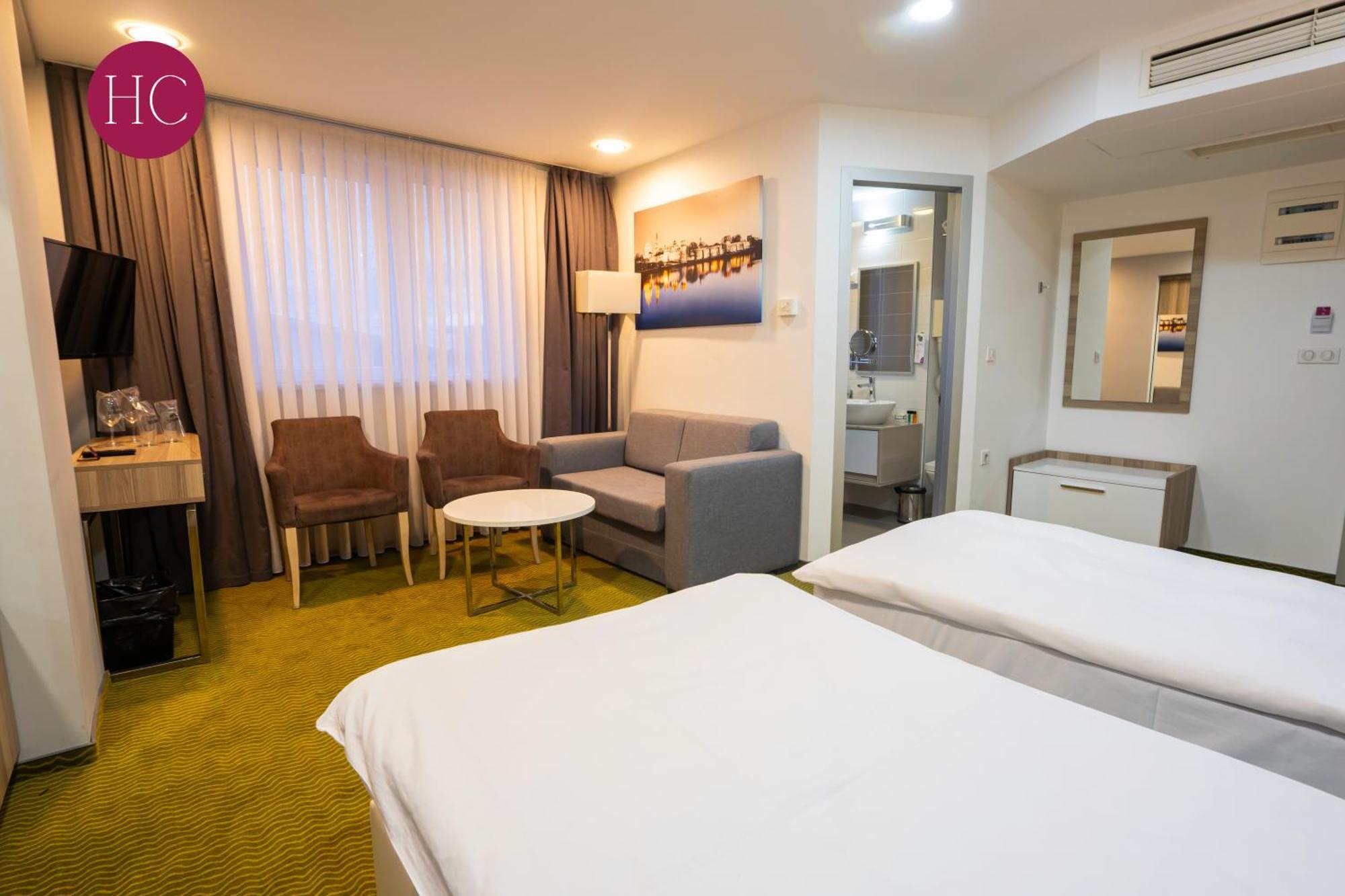 Central Hotel, Fitness And Spa Vinica Bagian luar foto