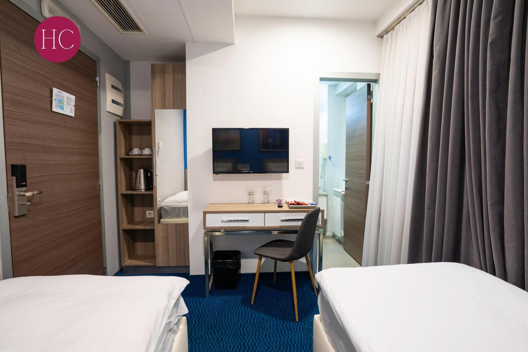 Central Hotel, Fitness And Spa Vinica Bagian luar foto